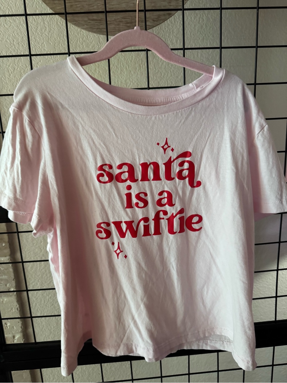 Pink "Santa is a Swiftie" Graphic Tee - custom made - medium - excellent